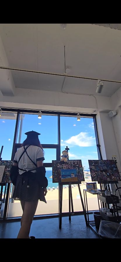 통유리창 너머 보이는 제주 바다