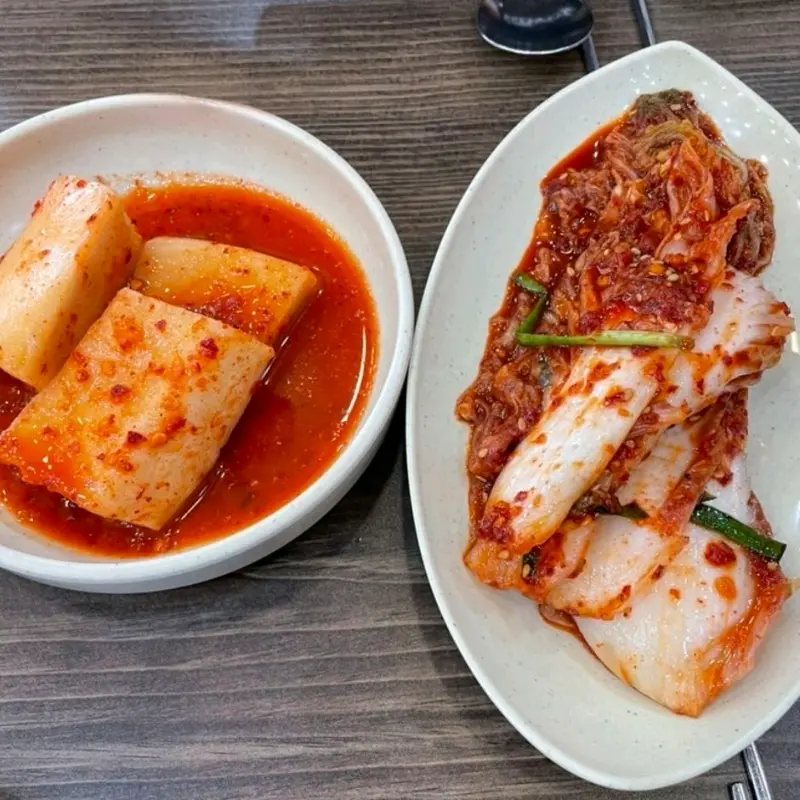 뼈해장국과 함께 제공되는 김치와 깍두기