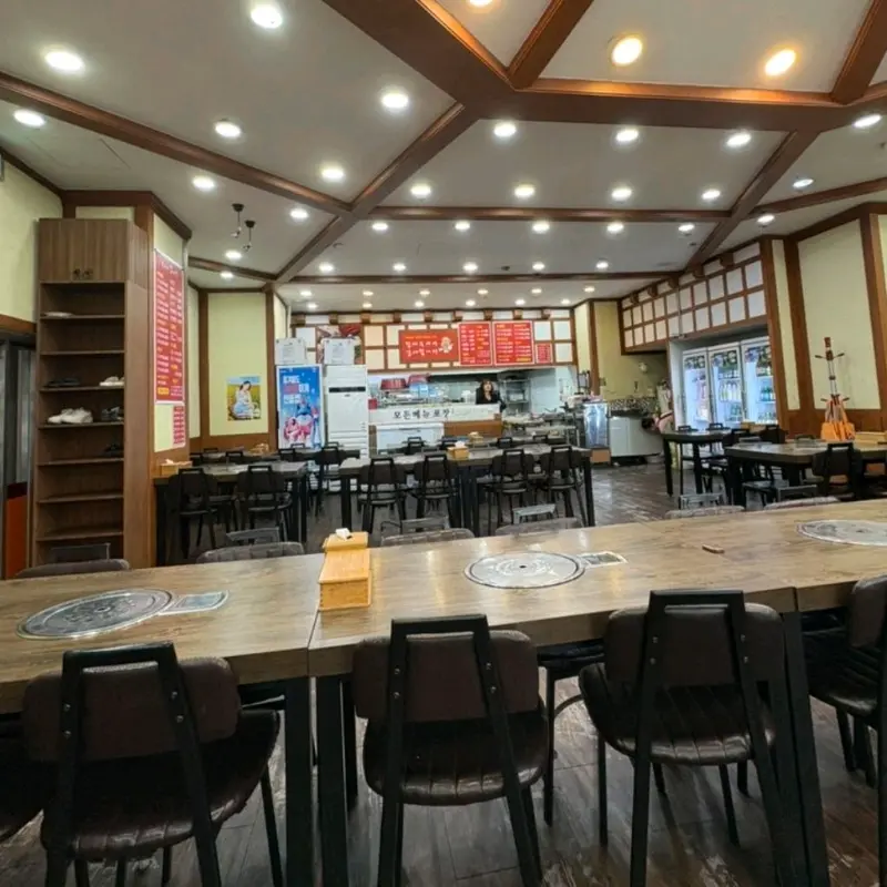 넓고 깔끔한 매장 내부