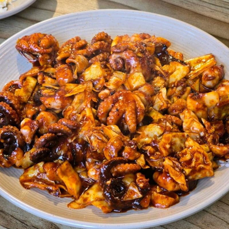 윤기가 흐르는 쭈꾸미 볶음