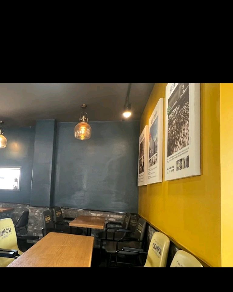 컴포즈커피 내부 인테리어