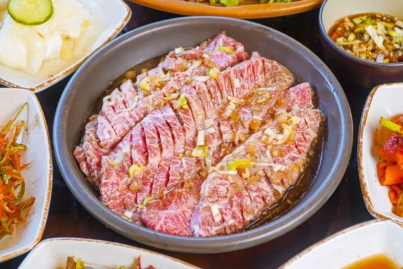 정갈하게 담겨 나온 양념 부채살