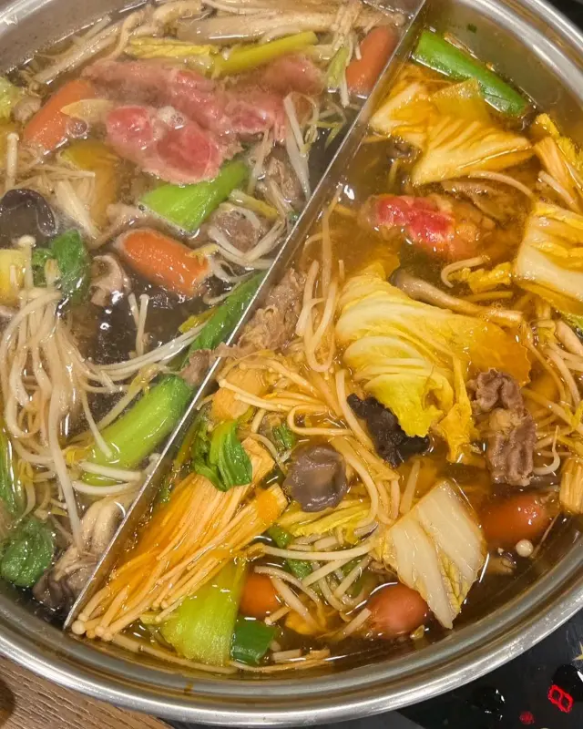 맑은 육수와 매운 육수가 반반씩 담긴 냄비