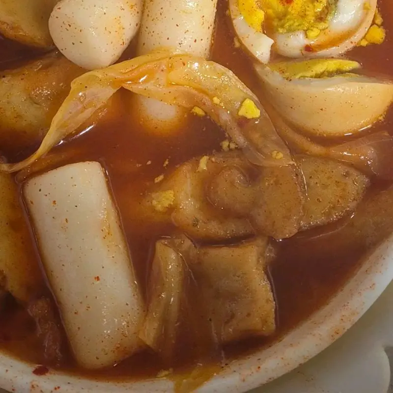 떡, 어묵, 계란 등이 담긴 떡볶이의 클로즈업 샷