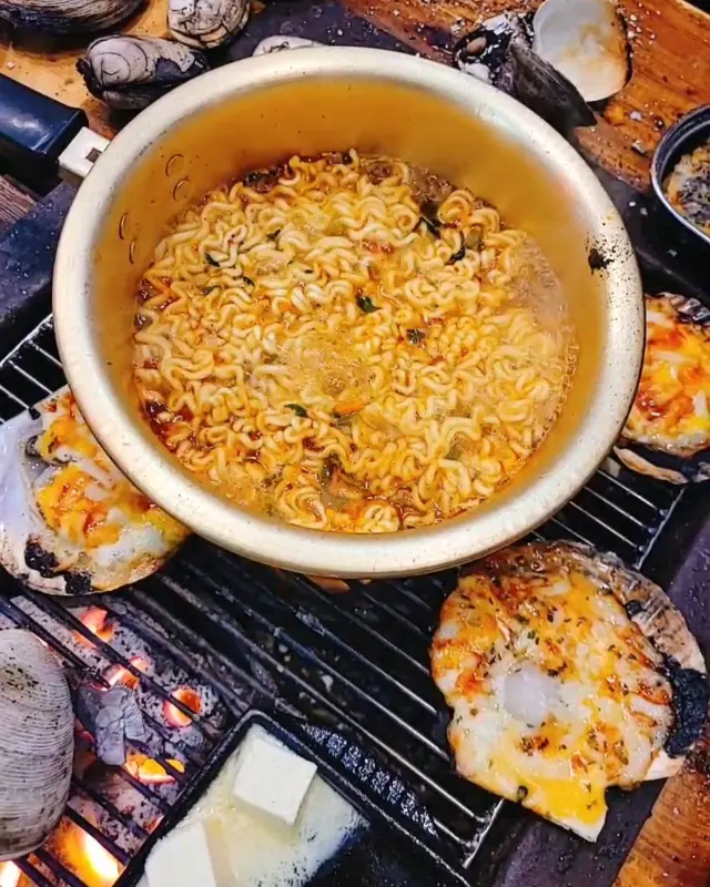 조개구이와 함께 끓여먹는 라면