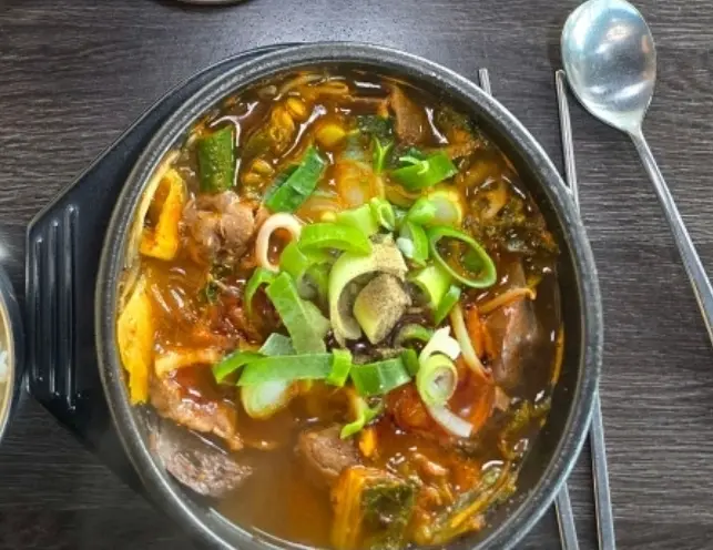 푸짐한 건더기가 인상적인 우거지해장국