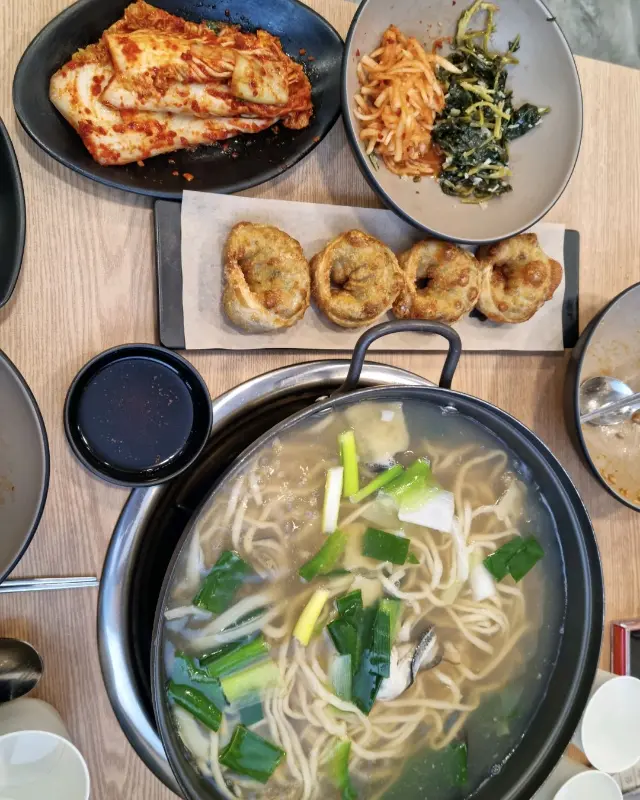 칼국수와 야끼만두, 김치가 놓여진 테이블 전경