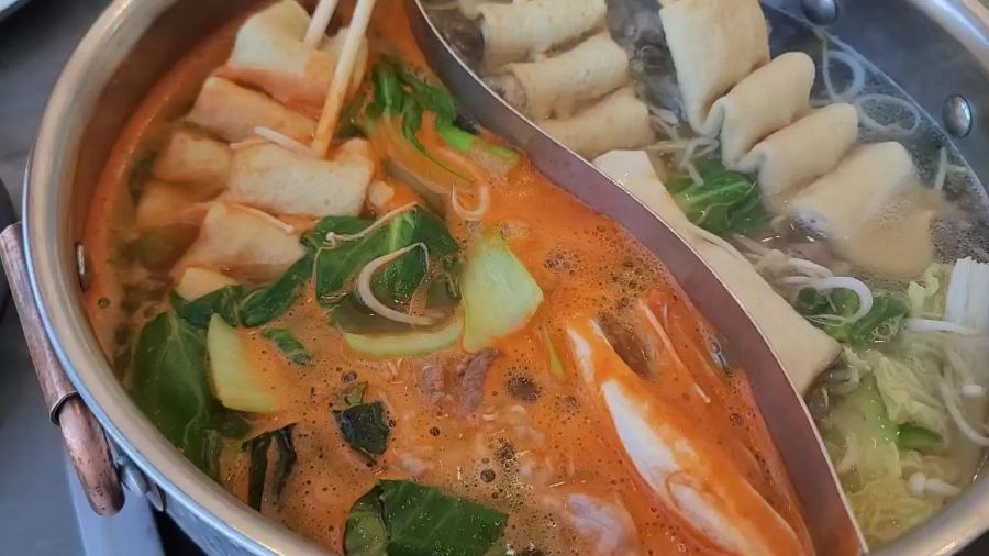 다양한 재료를 넣어 끓인 샤브샤브