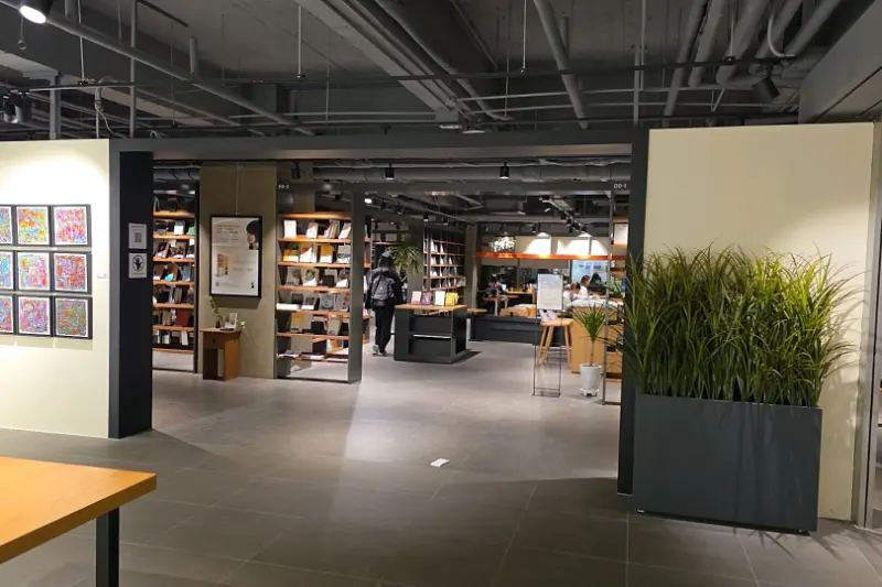 서점과 연결된 카페 꼼마