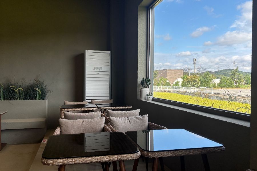 통창으로 보이는 신정호 뷰