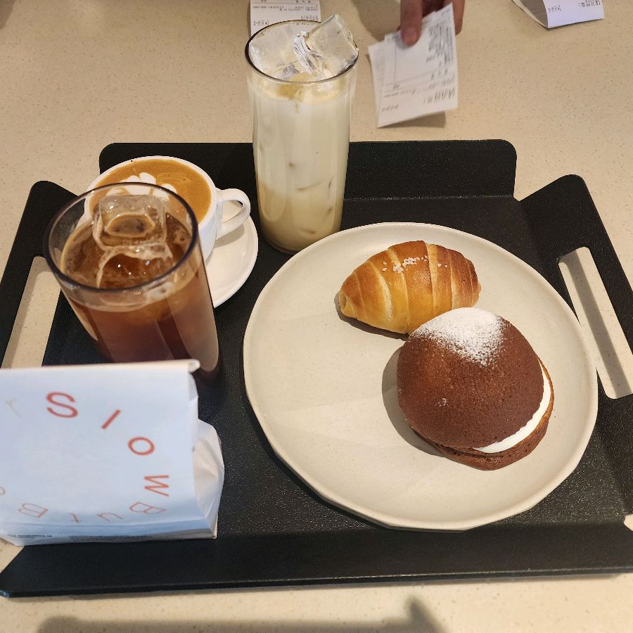 슬로우벗베럴 대구점 음료와 빵