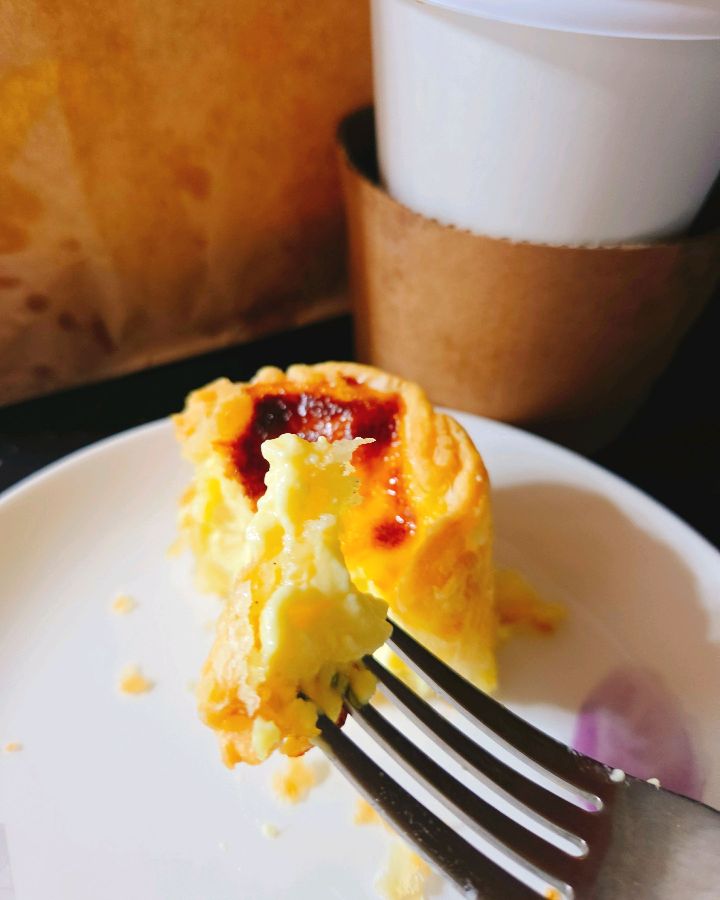 접시에 담긴 에그타르트 단면