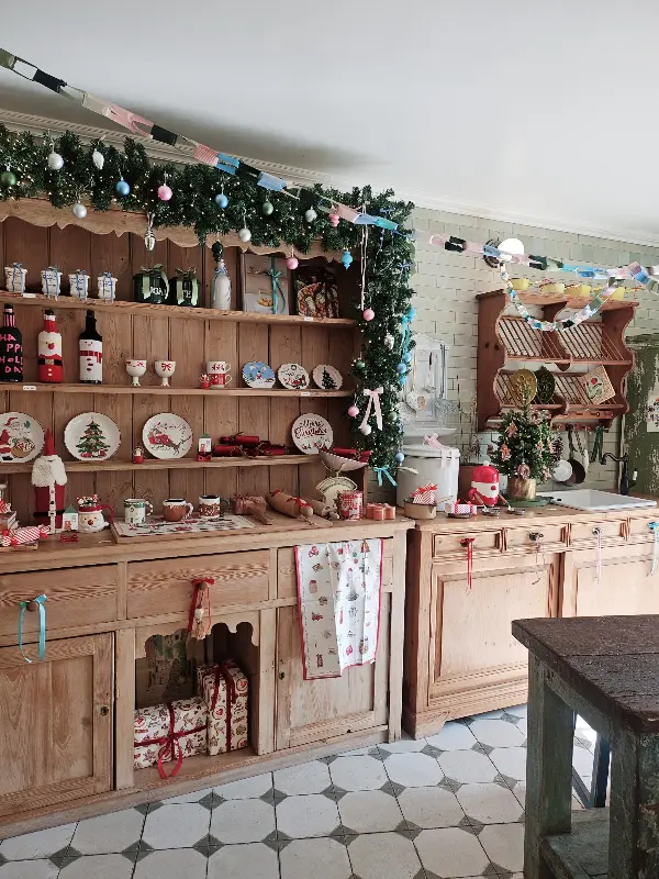 다양한 크리스마스 소품으로 장식된 실내