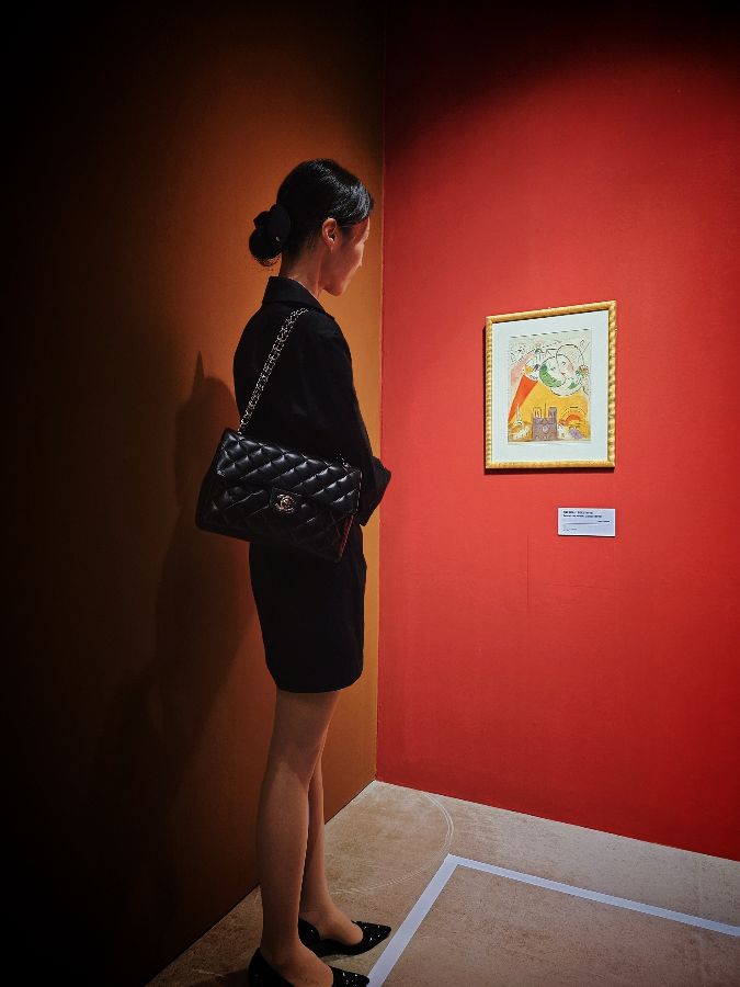 케이크 쇼케이스 앞에 선 여성