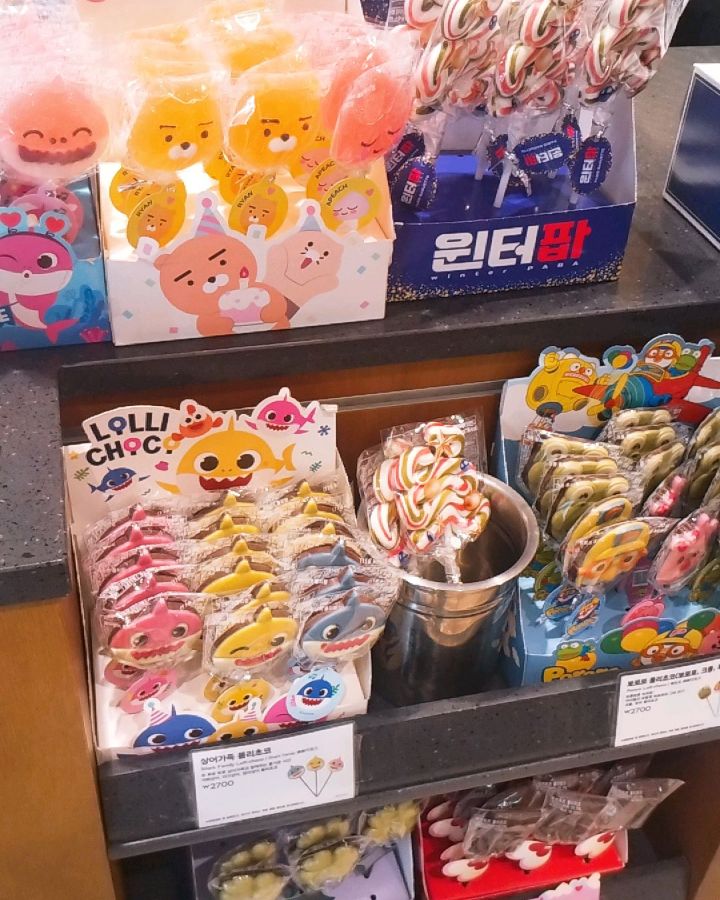 계산대 옆에 진열된 롤리팝과 캐릭터 상품들