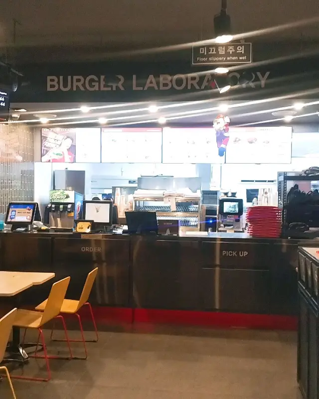 롯데리아 내부 전경