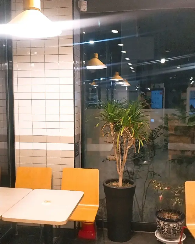 깔끔한 매장 내부