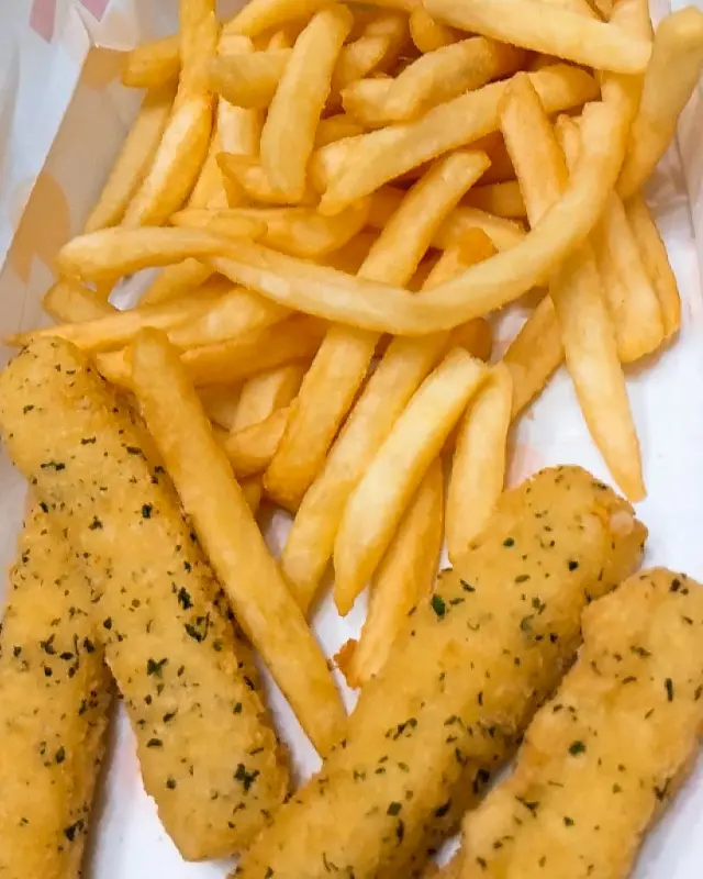 갓 튀겨져 나온 감자튀김과 치즈스틱