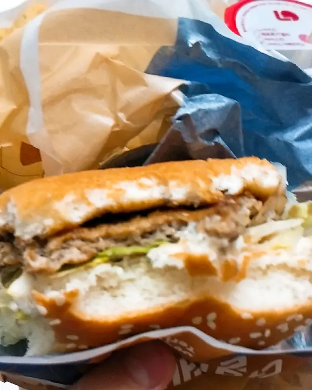 먹다 남은 햄버거 단면