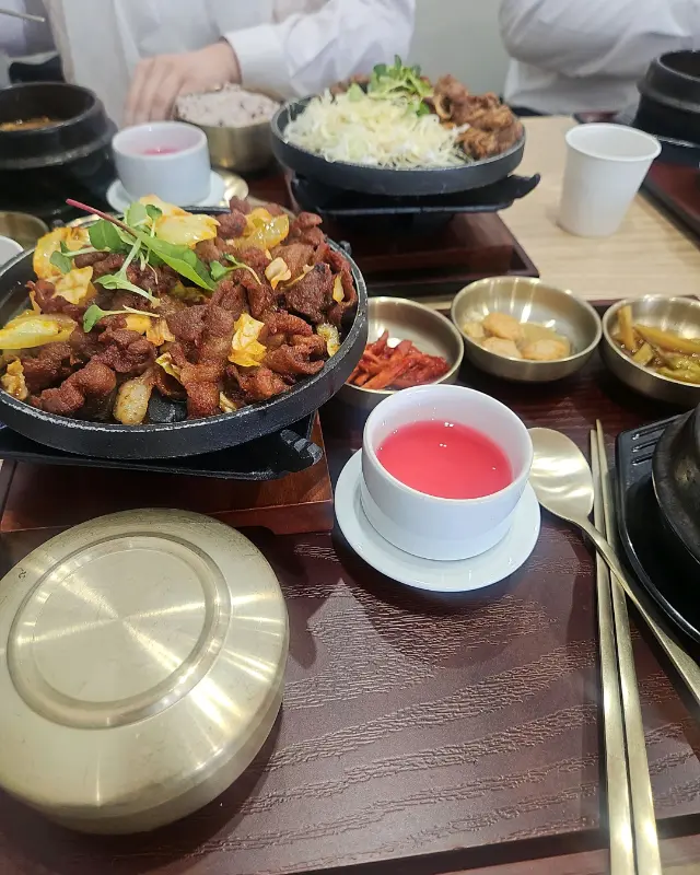 1인 화로에 담겨 따뜻함을 유지한 채 즐길 수 있는 직화 제육 불고기