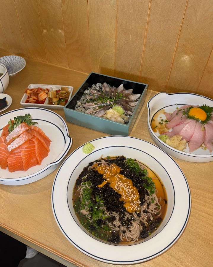 송도옥에서 맛보는 카이센동, 풍성한 해산물의 향연