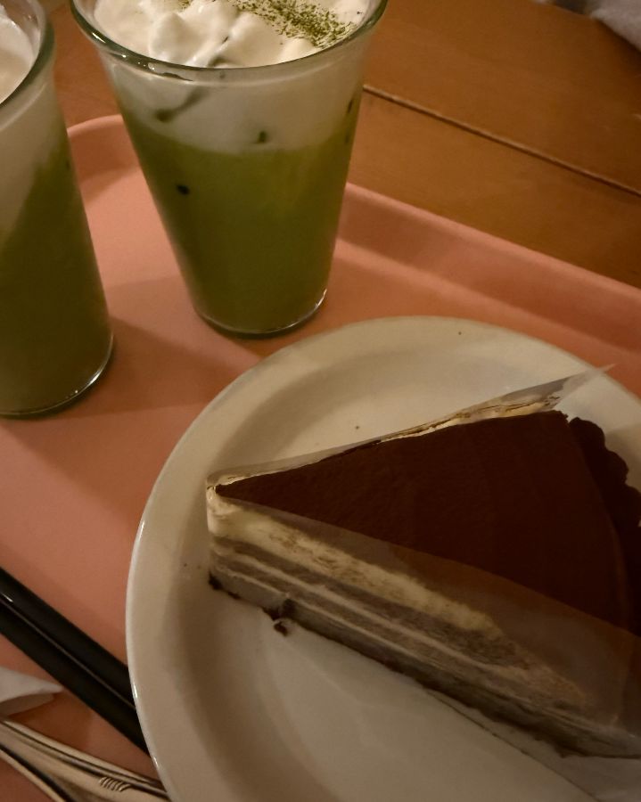 카페페퍼 케이크와 음료