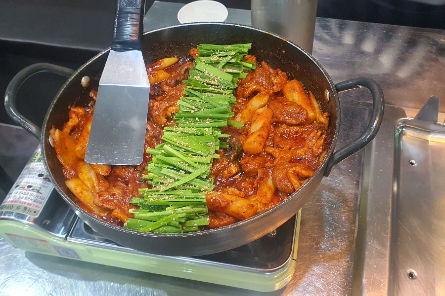 매콤한 양념이 돋보이는 오리 주물럭