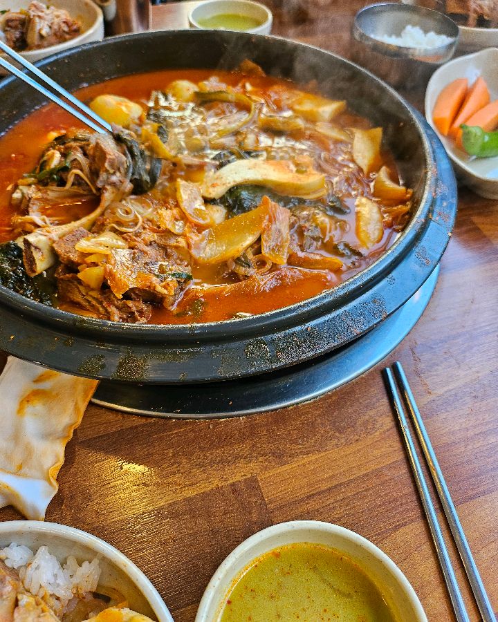 수누리 감자탕 전체적인 상차림