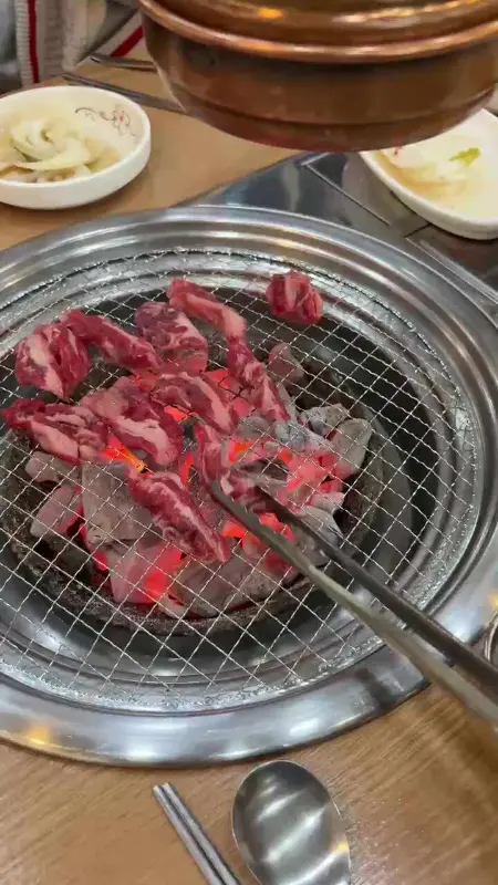 숯불 위에서 익어가는 갈비살