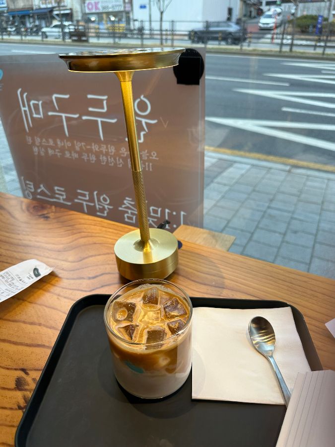 타호커피 아이스 라떼와 테이블 램프
