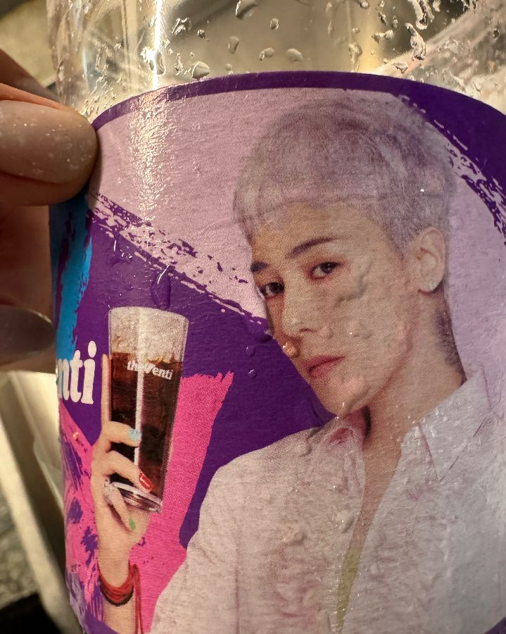 더벤티 신메뉴 광고 컵홀더