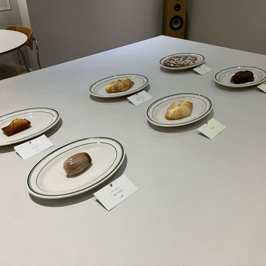 투슬로우커피 디저트 쇼케이스 크룽지 마들렌