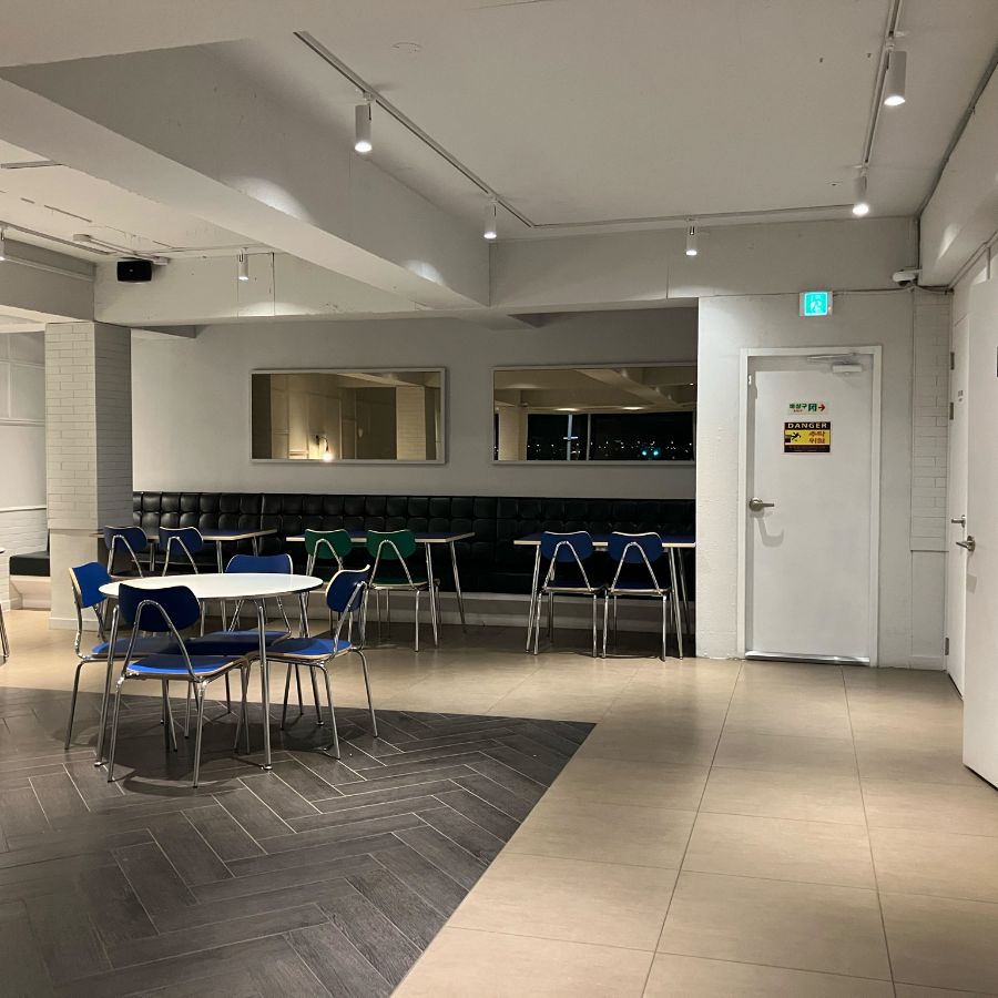 투슬로우커피 테이블 좌석