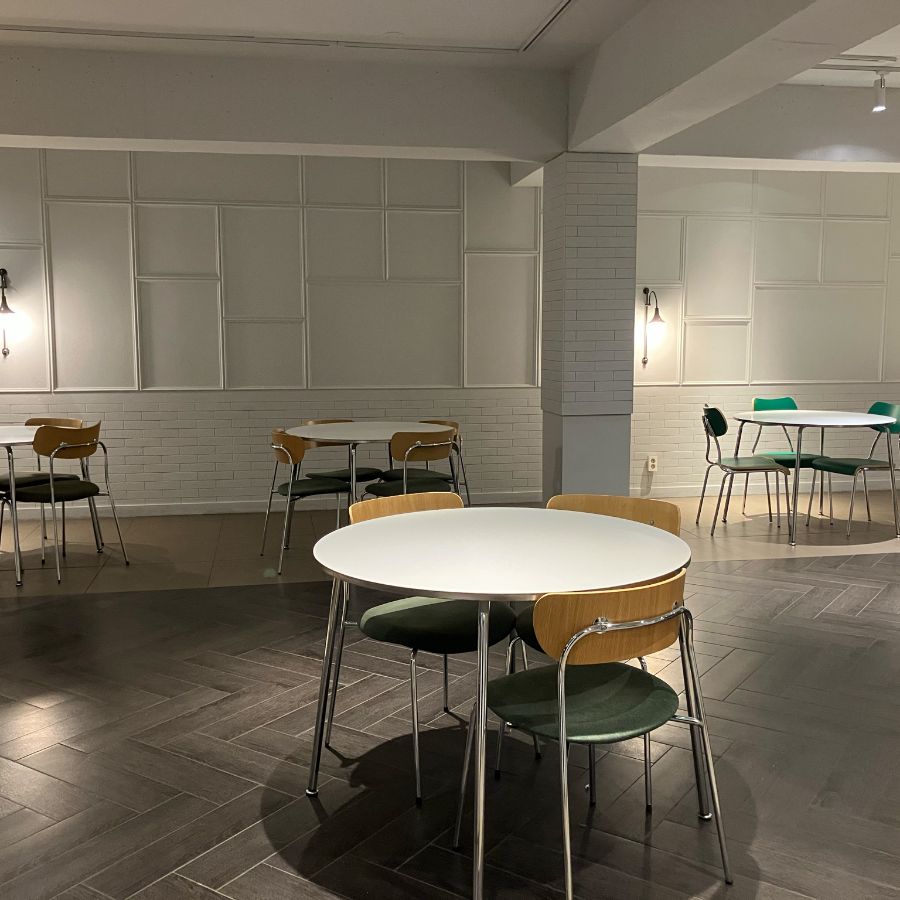 투슬로우커피 넓은 내부 공간