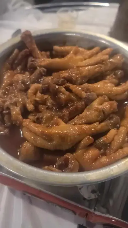 매콤한 양념에 푹 익은 닭발의 모습