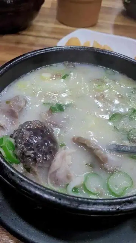 뚝배기 안의 순대와 내장