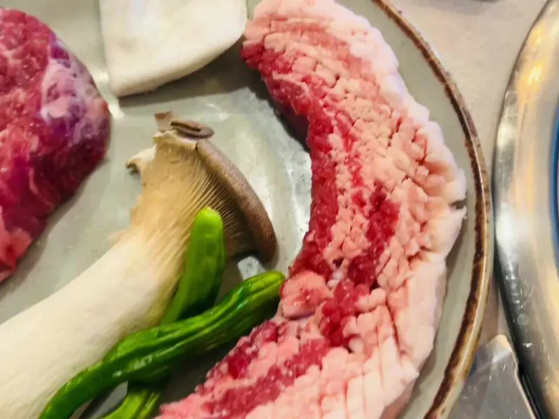 신선한 삼겹살과 채소