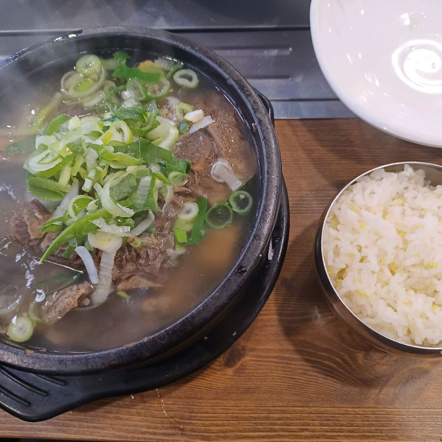 푸짐한 왕가 갈비탕 한 상 차림