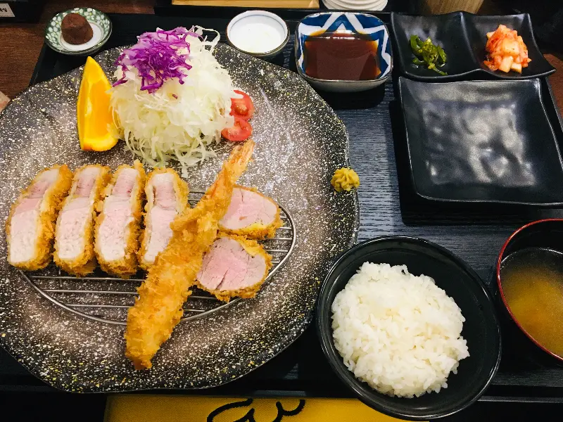 깔끔하게 차려진 돈까스 한 상