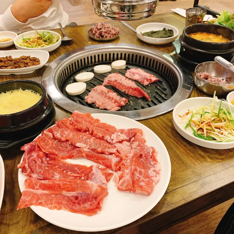 갈매기살과 다양한 곁들임