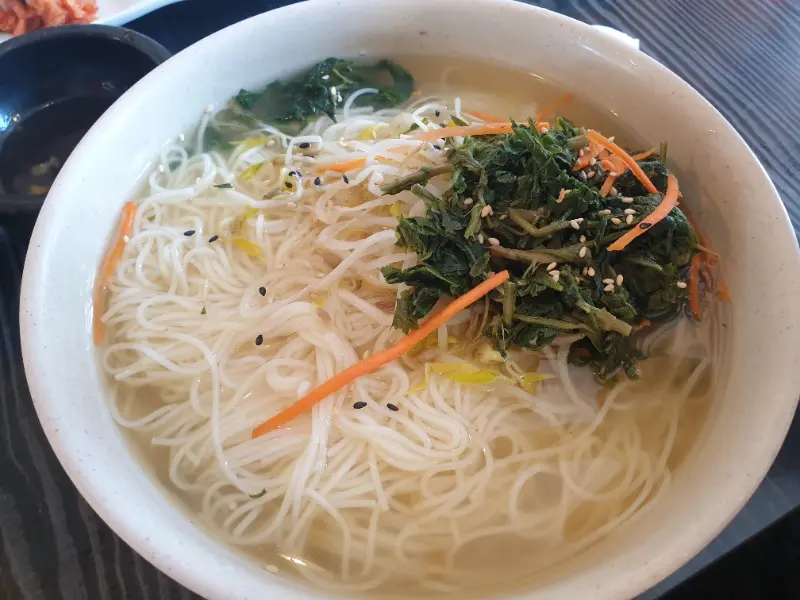 약초가 곁들여진 깔끔한 국수
