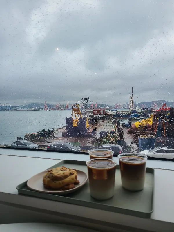 커피와 디저트, 그리고 아름다운 오션뷰