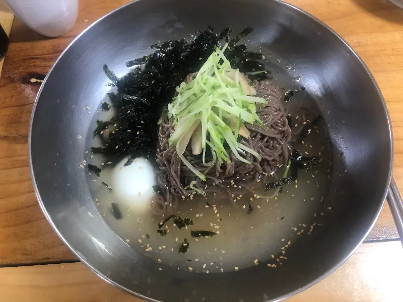 김가루와 오이 고명이 듬뿍 올라간 막국수