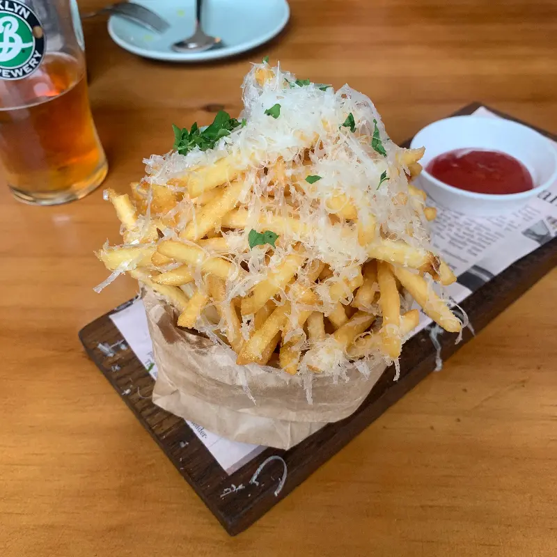 치즈가 듬뿍 뿌려진 감자튀김