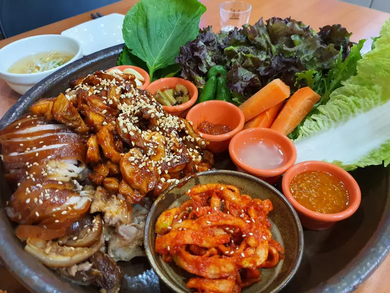 다양한 쌈 채소와 함께 제공되는 족발