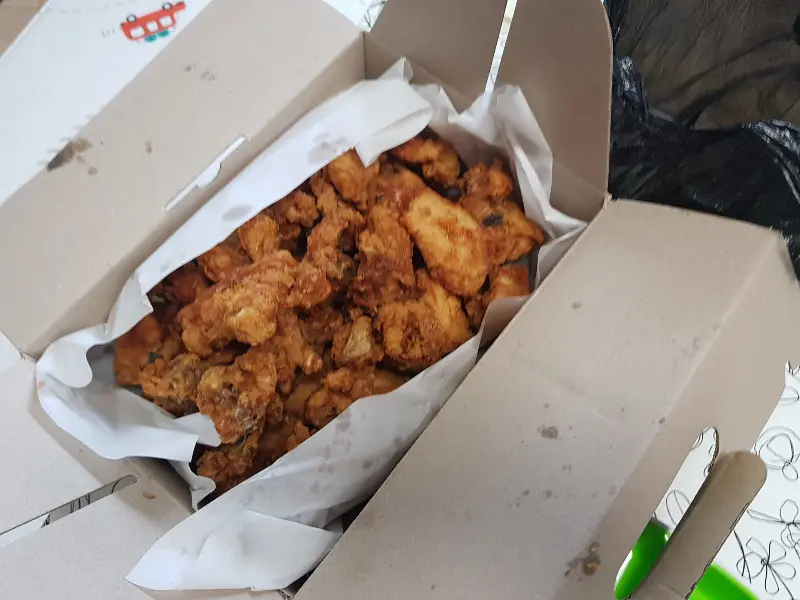 푸짐한 치킨 한 상자
