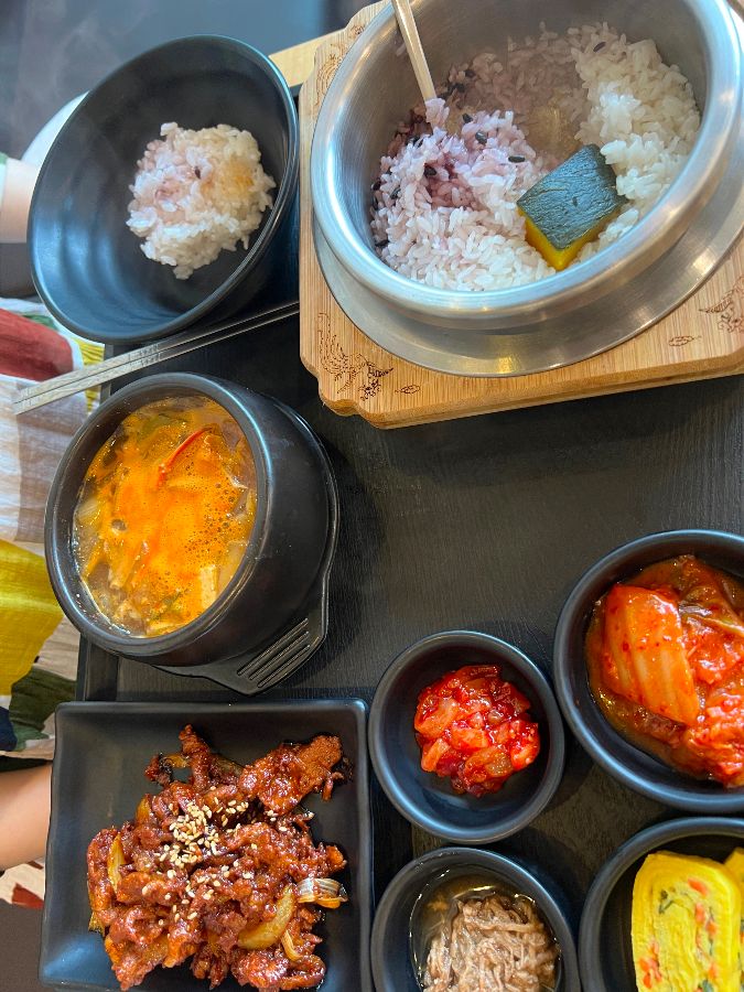 다양한 밑반찬과 솥밥