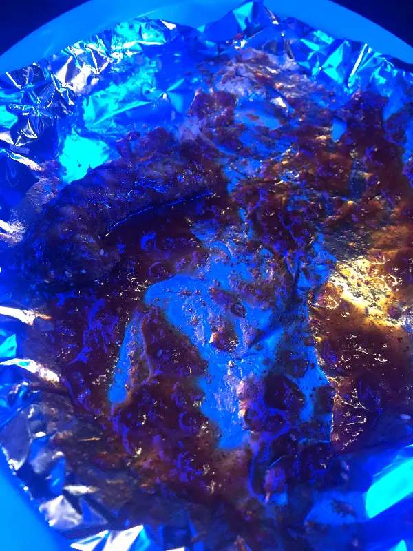 은박지에 담긴 양념치킨