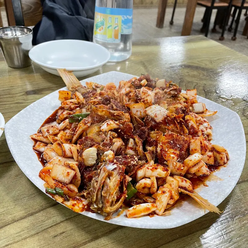 매콤달콤한 양념이 돋보이는 메뉴