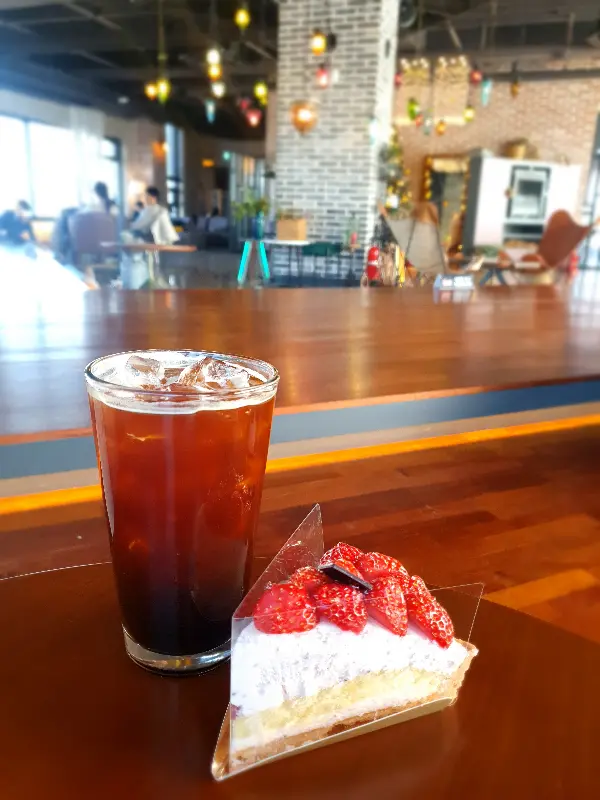커피와 딸기 케이크